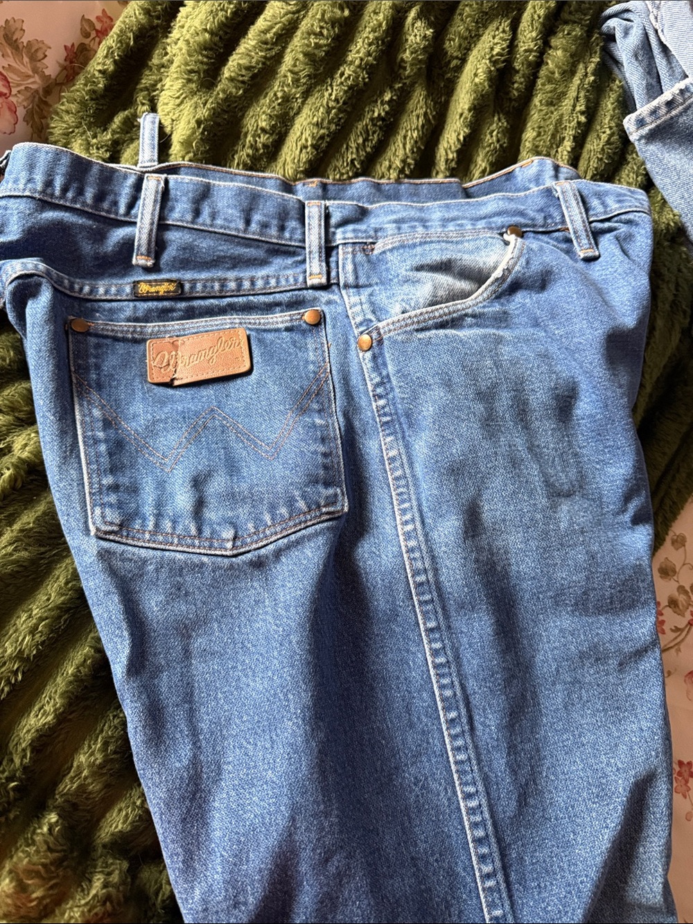 Wrangler Men's Medium Blue Relaxed Fit Jeans
